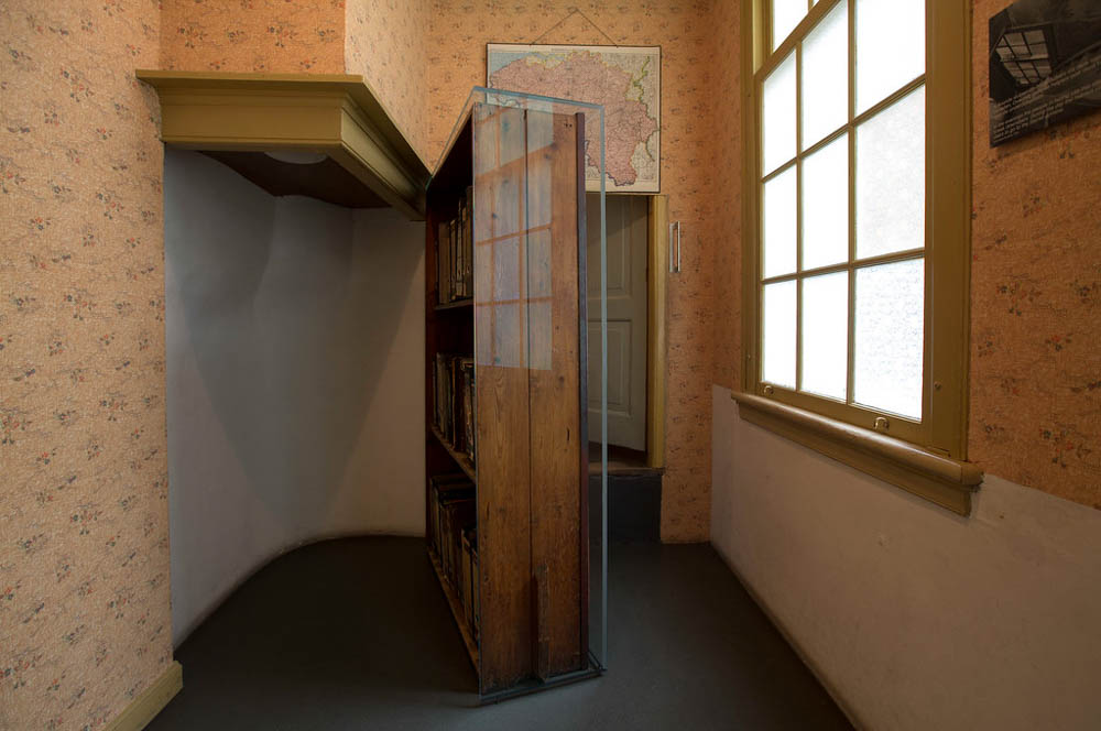 bookcase and hidden entrance to the secret annex | Tips for visiting the Anne Frank House museum in Amsterdam
